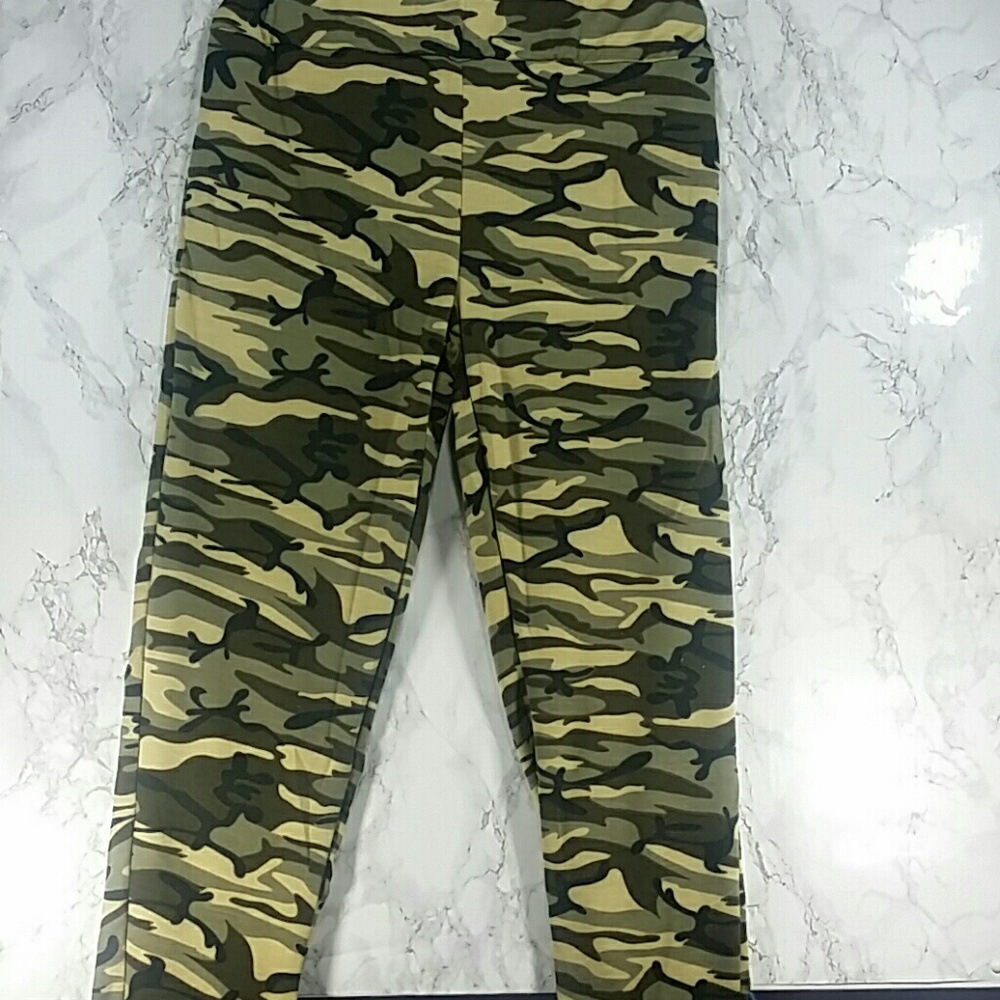 Adults Camouflage pants.  Adult - Picture 2 of 7