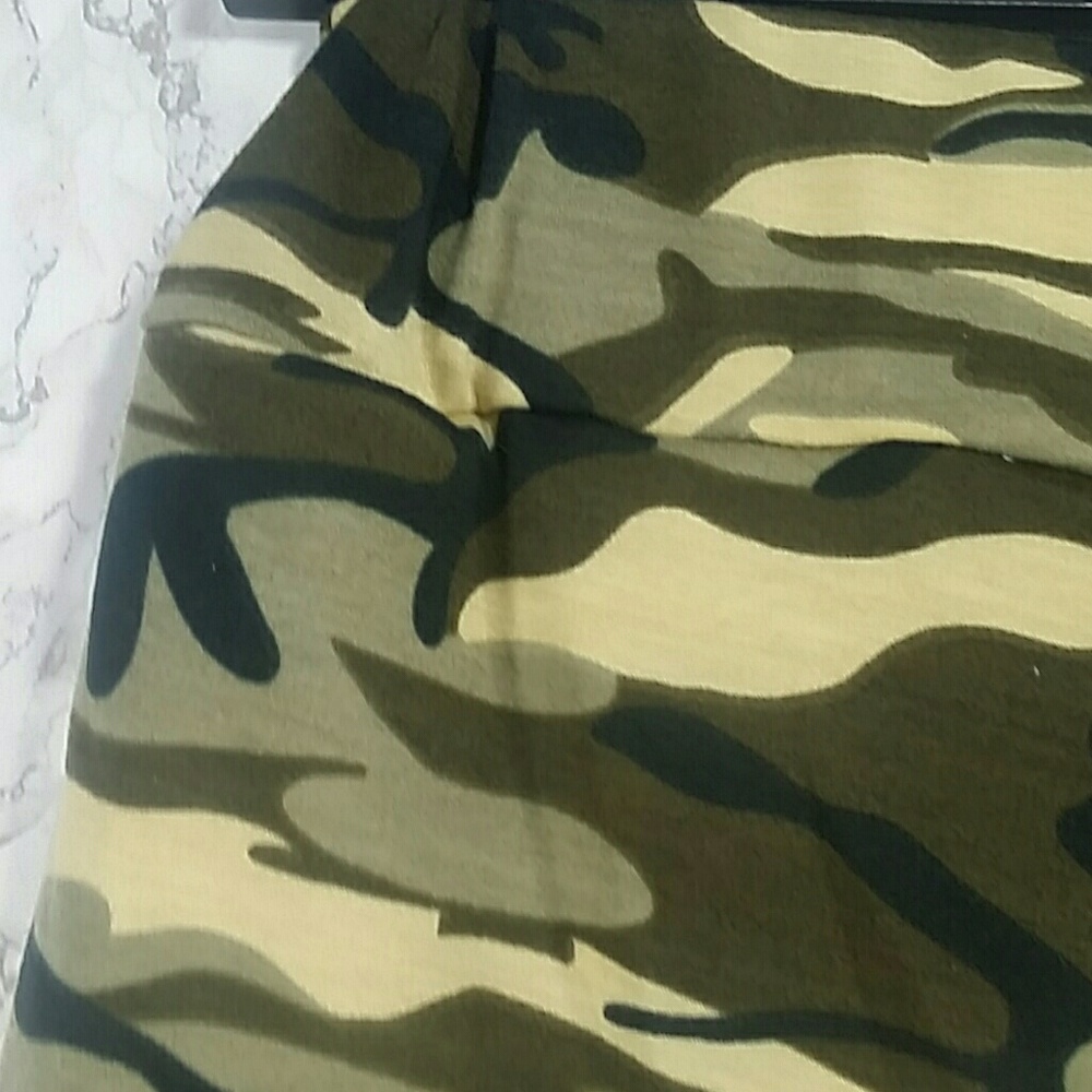Adults Camouflage pants.  Adult - Picture 4 of 7