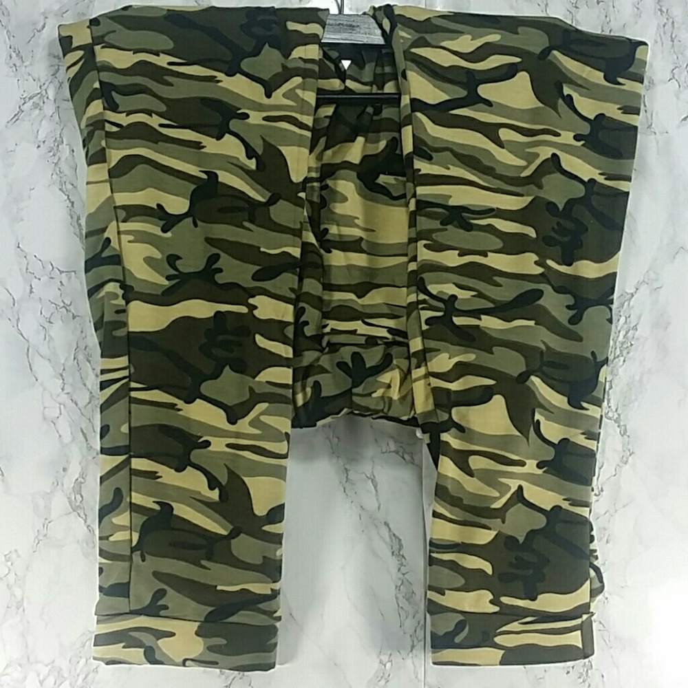 Adults Camouflage pants.  Adult - Picture 5 of 7