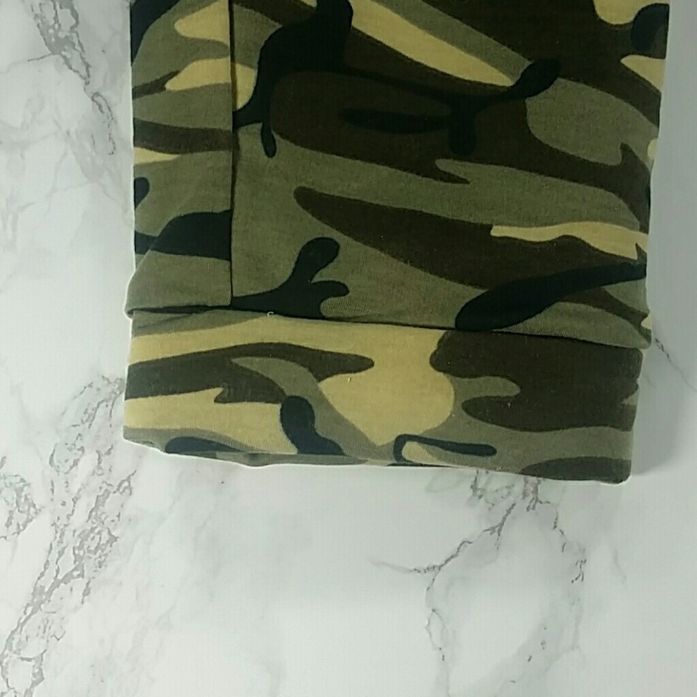 Adults Camouflage pants.  Adult - Picture 6 of 7