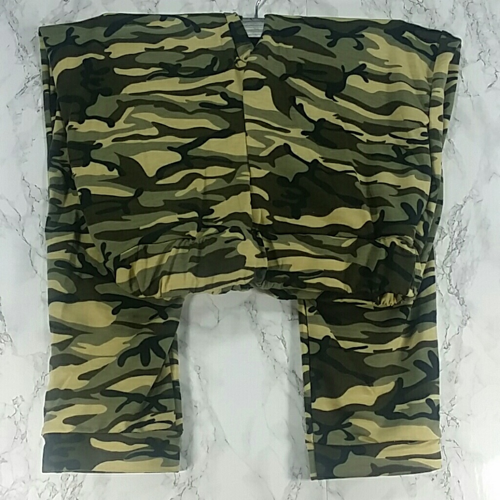 Adults Camouflage pants.  Adult - Picture 7 of 7