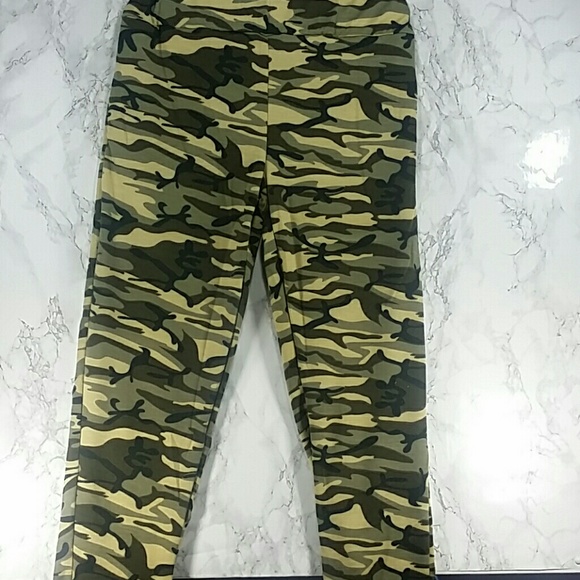 Adults Camouflage pants.  Adult - Picture 2 of 7