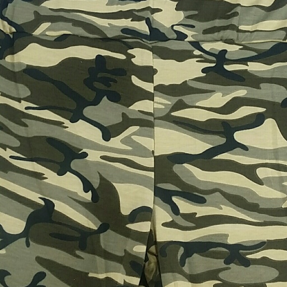 Adults Camouflage pants.  Adult - Picture 3 of 7