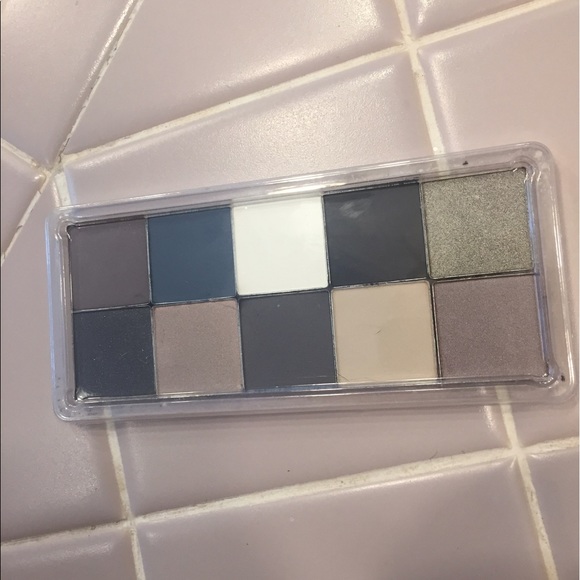 NYX "Gloomy Days" Eyeshadow Palette - Picture 2 of 3