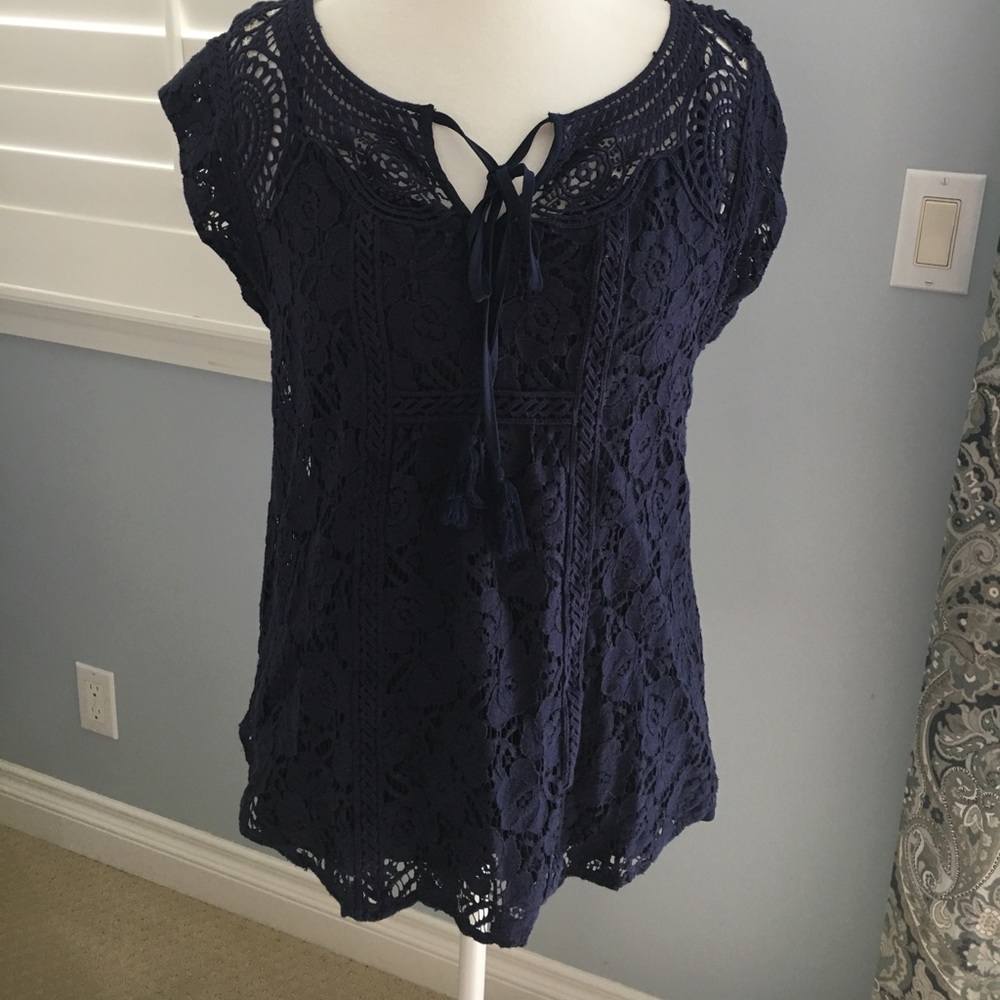 Super cute navy blue Daniel Rainn top