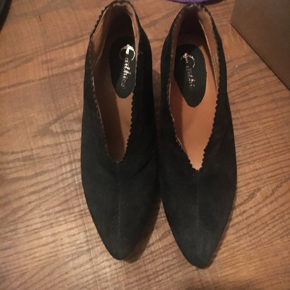 Earthies Black Suede Heels