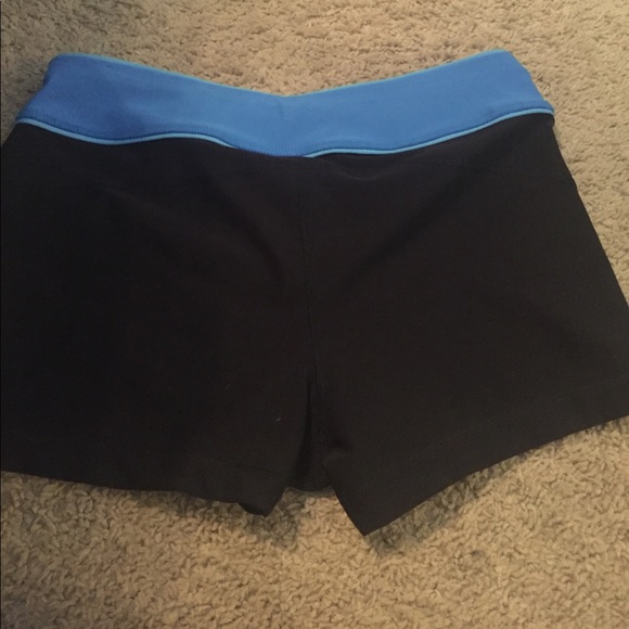 Women's Nike spandex shorts - Picture 3 of 3