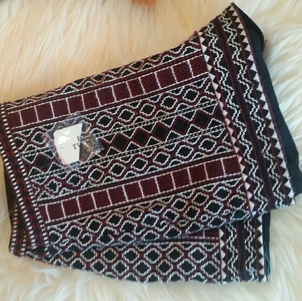SOLD!! FINAL SALE!! Embroidered High Waist Shorts NEW! - Picture 5 of 6