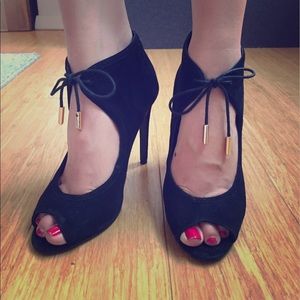 Express black suede peep toe pumps! 🌟