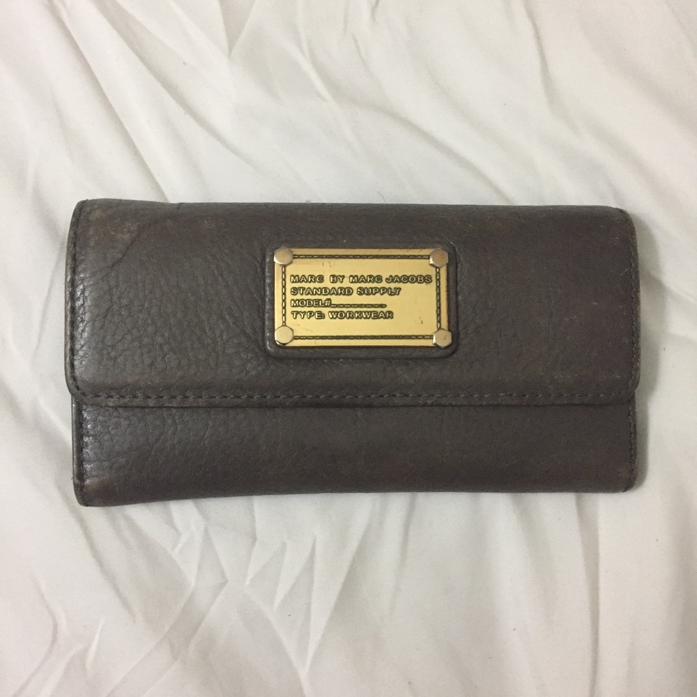marc jacobs // taupe tri-fold wallet