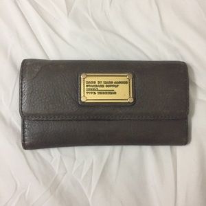 marc jacobs // taupe tri-fold wallet