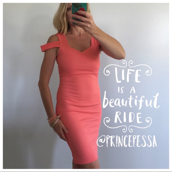 ๐ธSIZE SMALL LEFT๐ธCoral Cold Shoulder Mini Dress - Picture 2 of 8