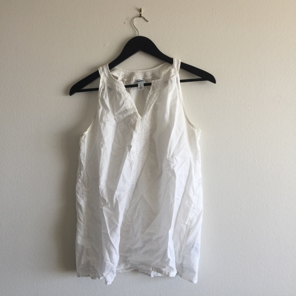 Old Navy - white top embroidered- medium