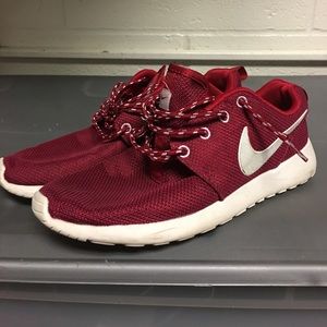 Maroon nike roshes