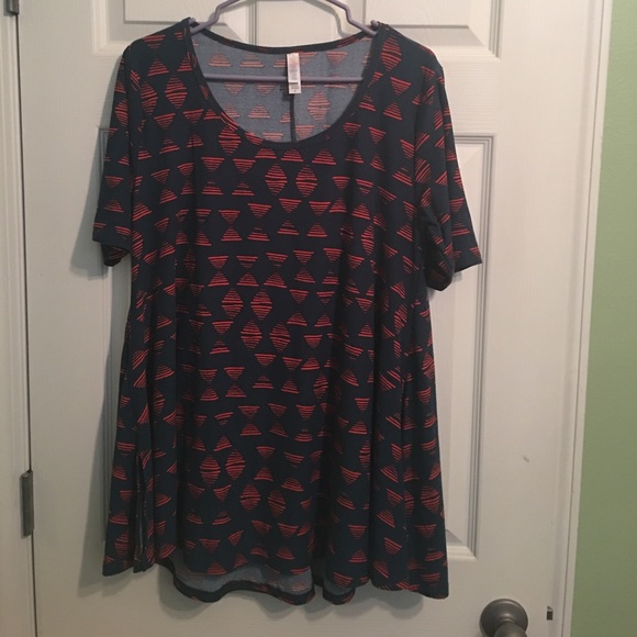 LuLaRoe Tops - LulaRoe perfect T size M