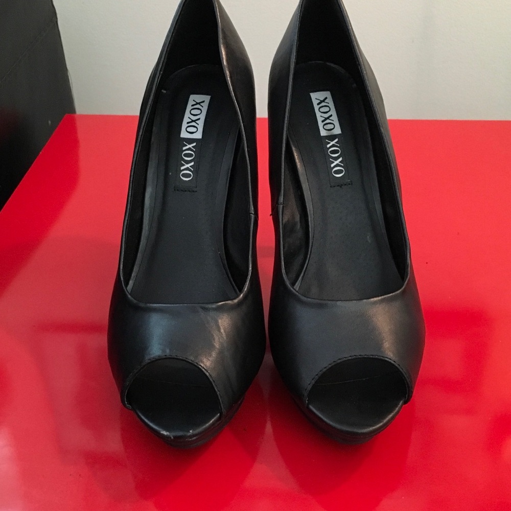 Size 10 XOXO stiletto peep toe pump