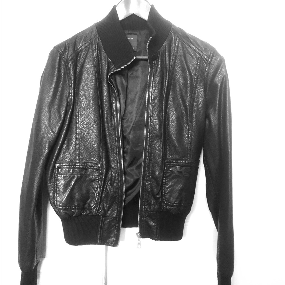 Perfect leather bomber jacket! Lightly worn!!!