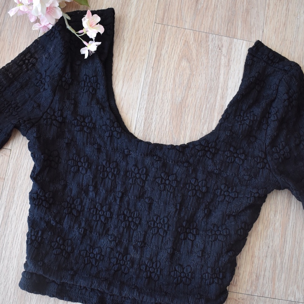 🌸Lace Long Sleeve Black Crop Top