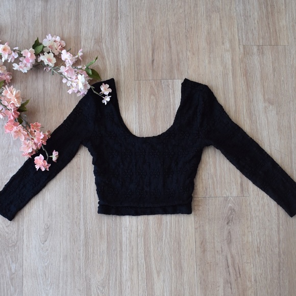 🌸Lace Long Sleeve Black Crop Top - Picture 2 of 3