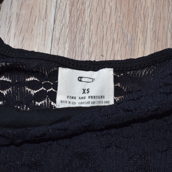 🌸Lace Long Sleeve Black Crop Top - Picture 3 of 3