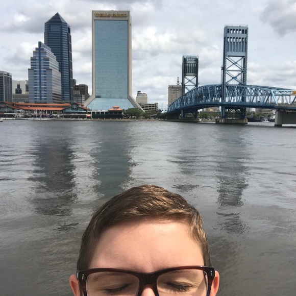 I'm Hurley, a capsule wardrobin' Florida girl. - Picture 4 of 4