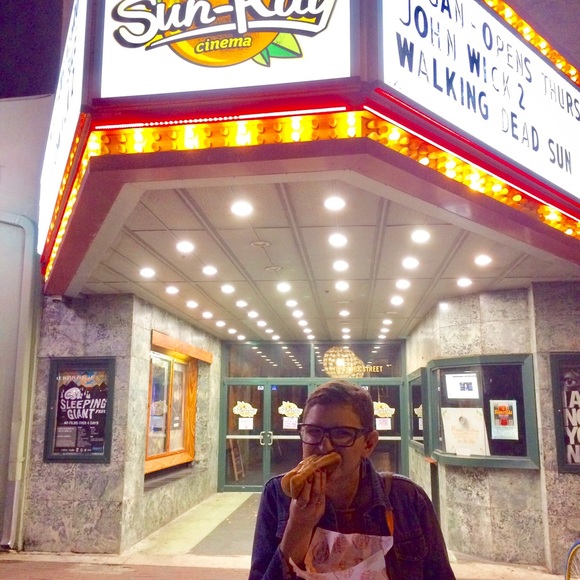 I'm Hurley, a capsule wardrobin' Florida girl. - Picture 2 of 4