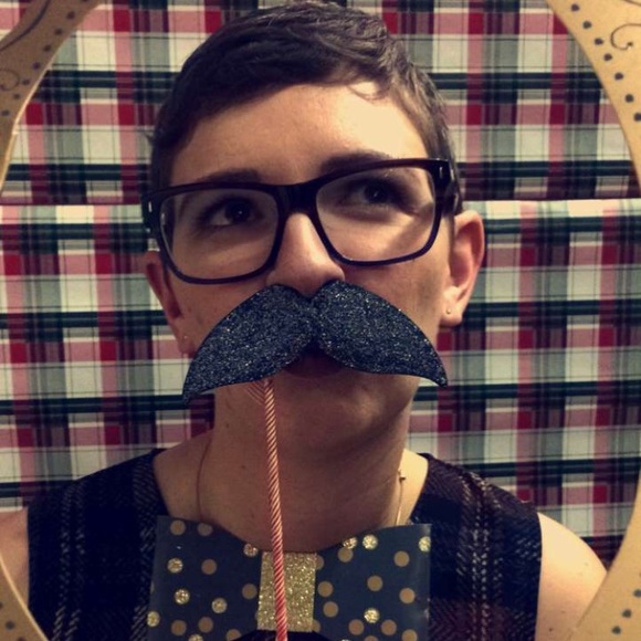 I'm Hurley, a capsule wardrobin' Florida girl. - Picture 3 of 4