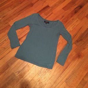 Long sleeve American Eagle shirt.