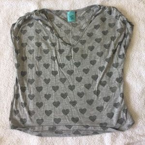 🔥3 for $12🔥•H.I.P.• Heart print tee