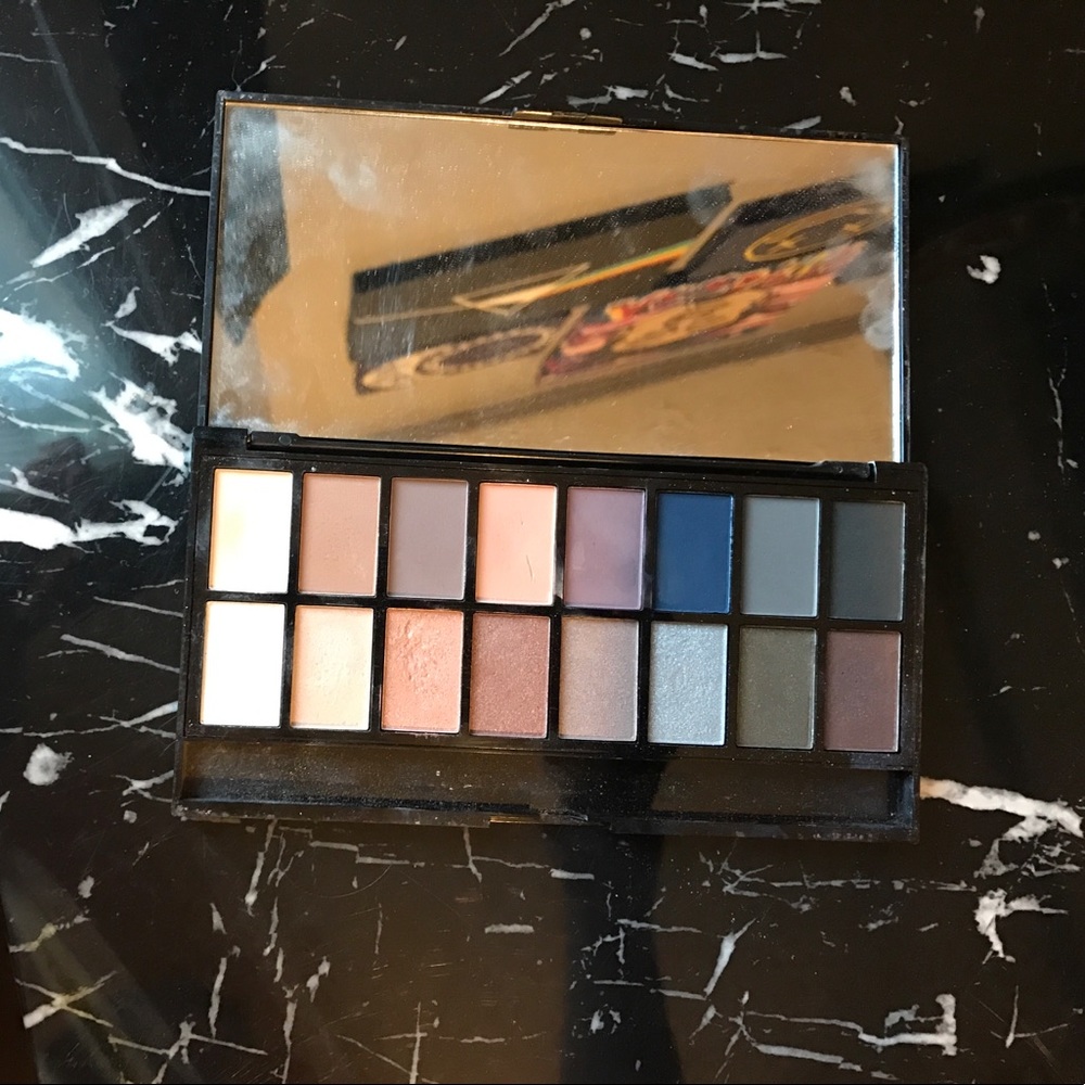 16 eyeshadow shades! Beautiful pallet