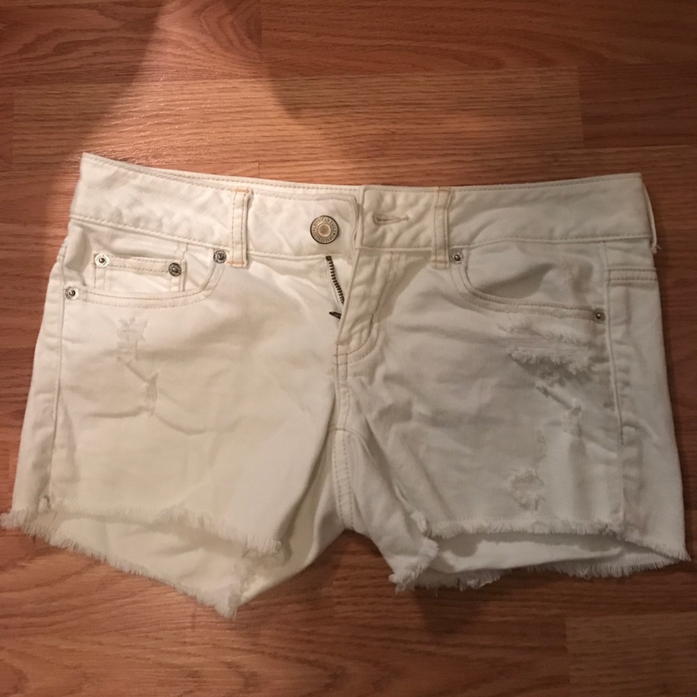 AMERICAN EAGLE WHITE DENIM SHORTS