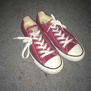 Low Top Maroon Converse