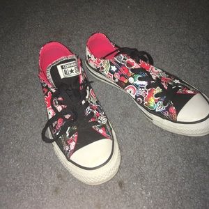 low top cartoon(?) converse