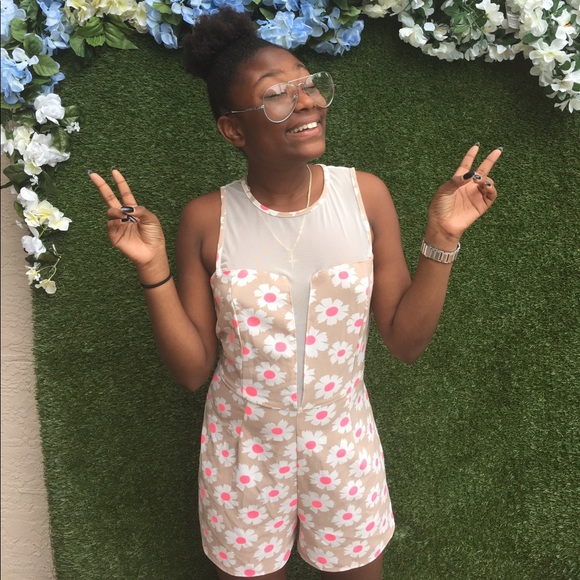 Cute Flower Romper. 🌺🌞 - Picture 1 of 2