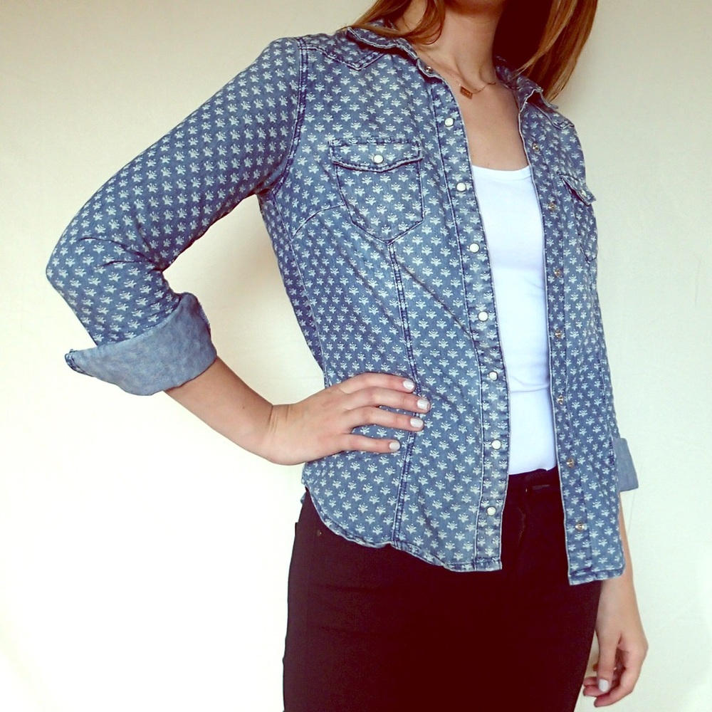 🔴3/$23!🔴H&M printed denim button up