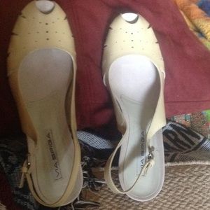 Patent leather block heel open-toed pumps