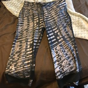 Black and grey under armour Capri size M