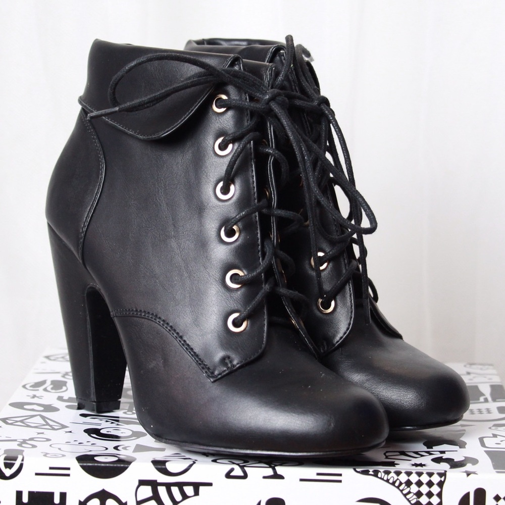 NWOT Bamboo Black Lace Up Booties