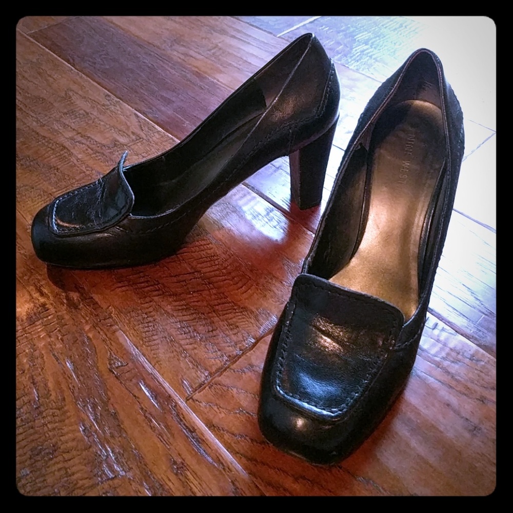 Nine West black leather pumps