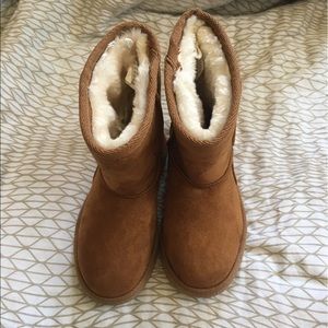 Warm and comfy boots for girl. Size 11