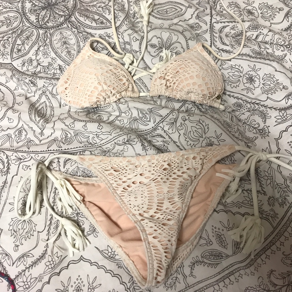 Billabong cream crochet bikini