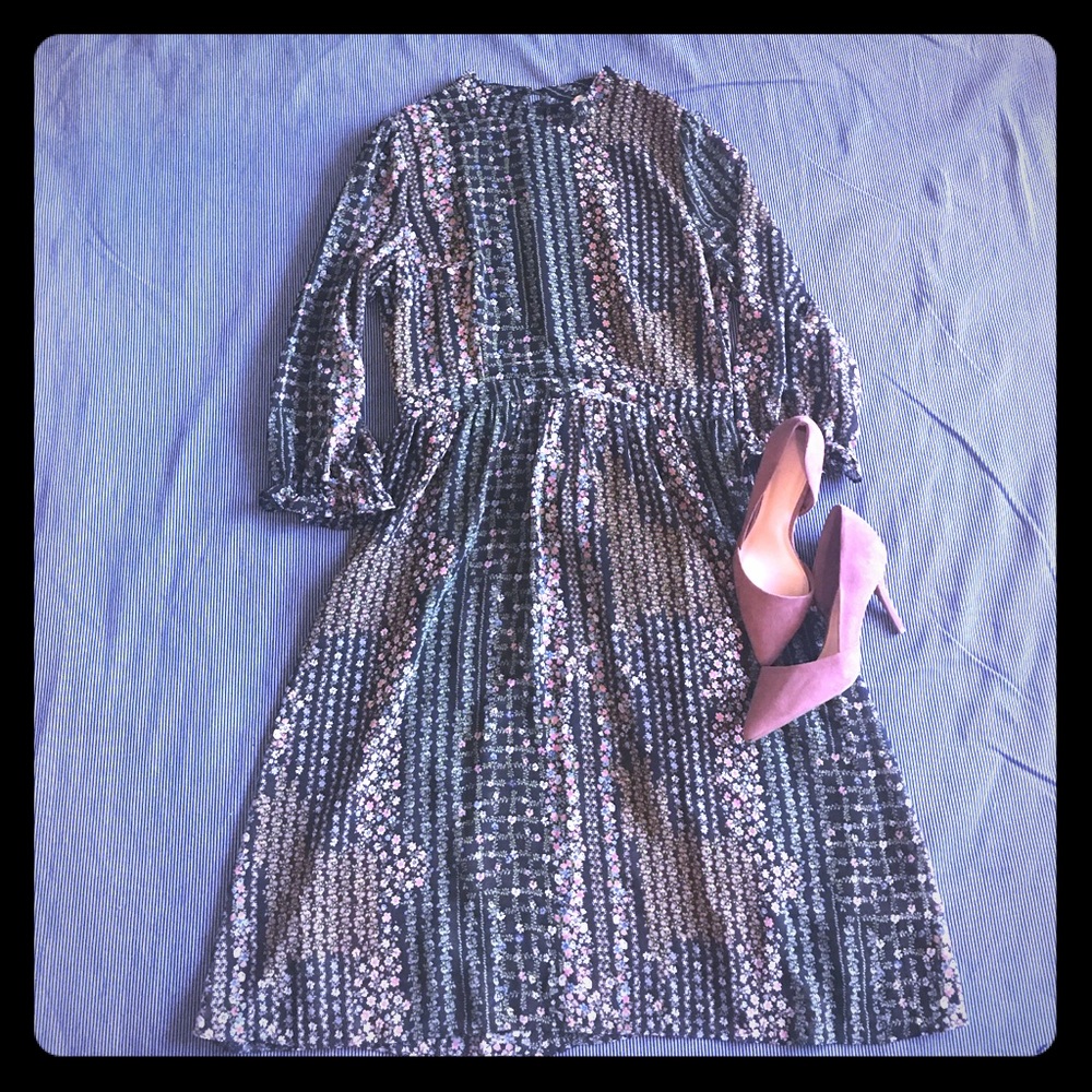NWOT🥳 Forever 21 Contemporary Floral Dress