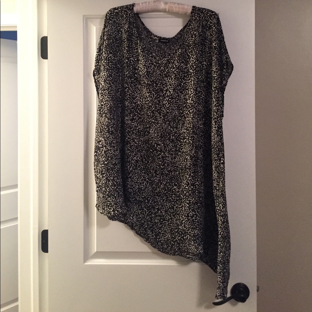 Plus Size 3 Torrid Print Asymmetrical Print Blouse - Picture 2 of 4