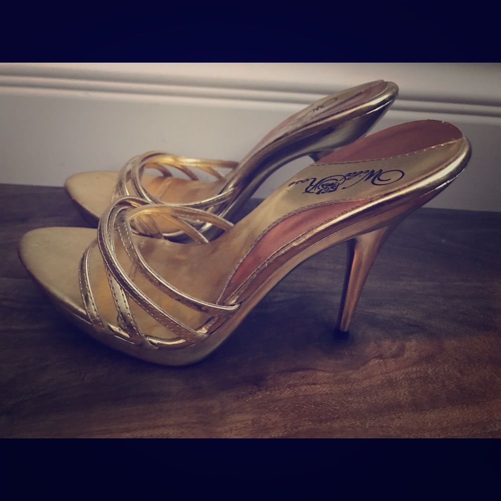 Gold strapped platforms