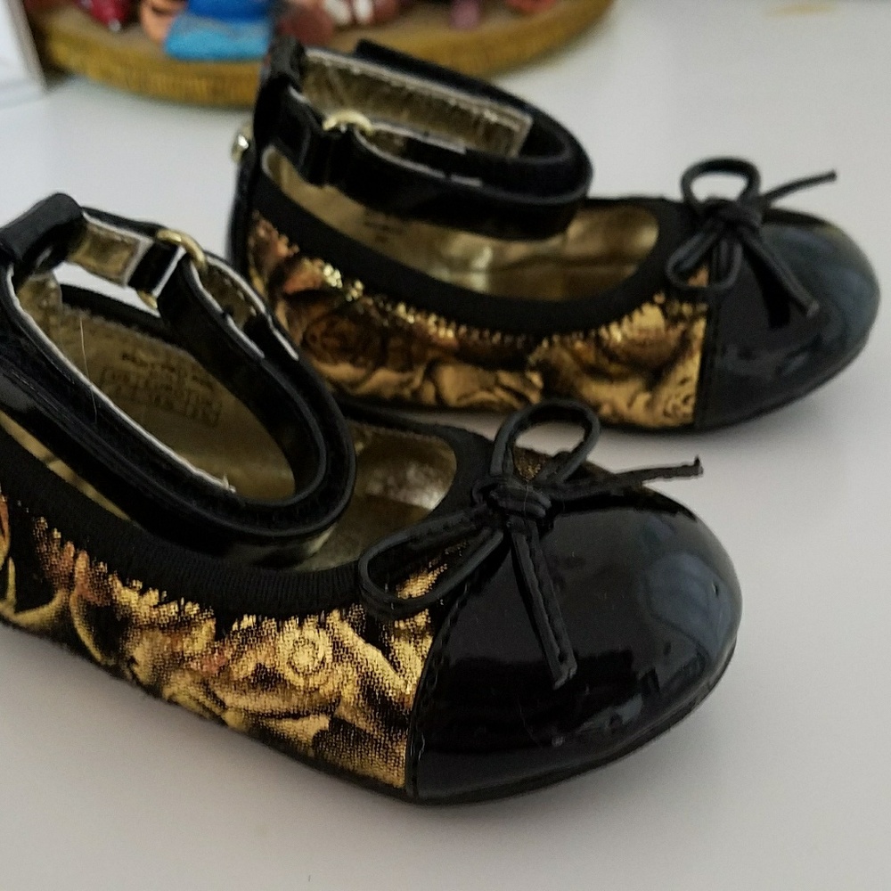 Brand new without box. Size 3 baby girl shoes.