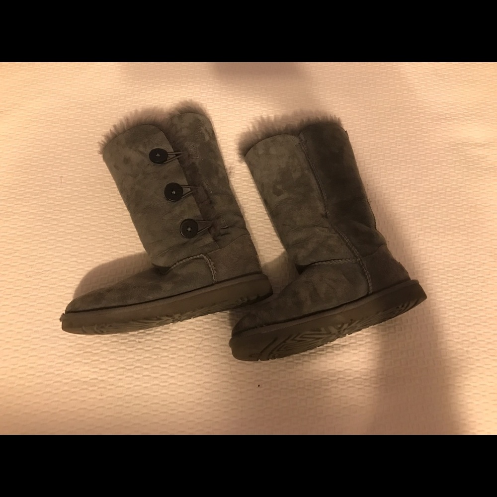 UGG'S GRAY BUTTON BOOTS