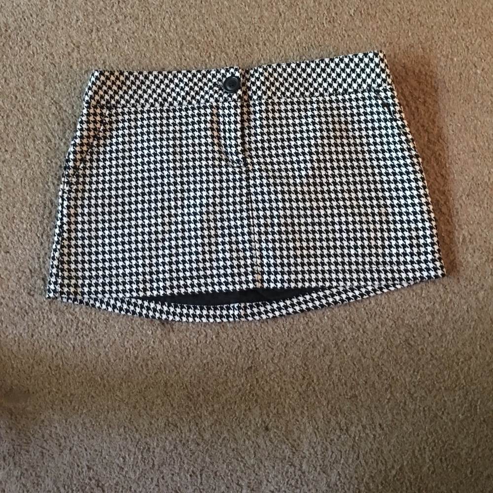 Houndstooth pattern short skirt size 9