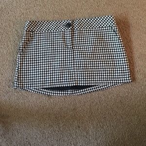 Houndstooth pattern short skirt size 9