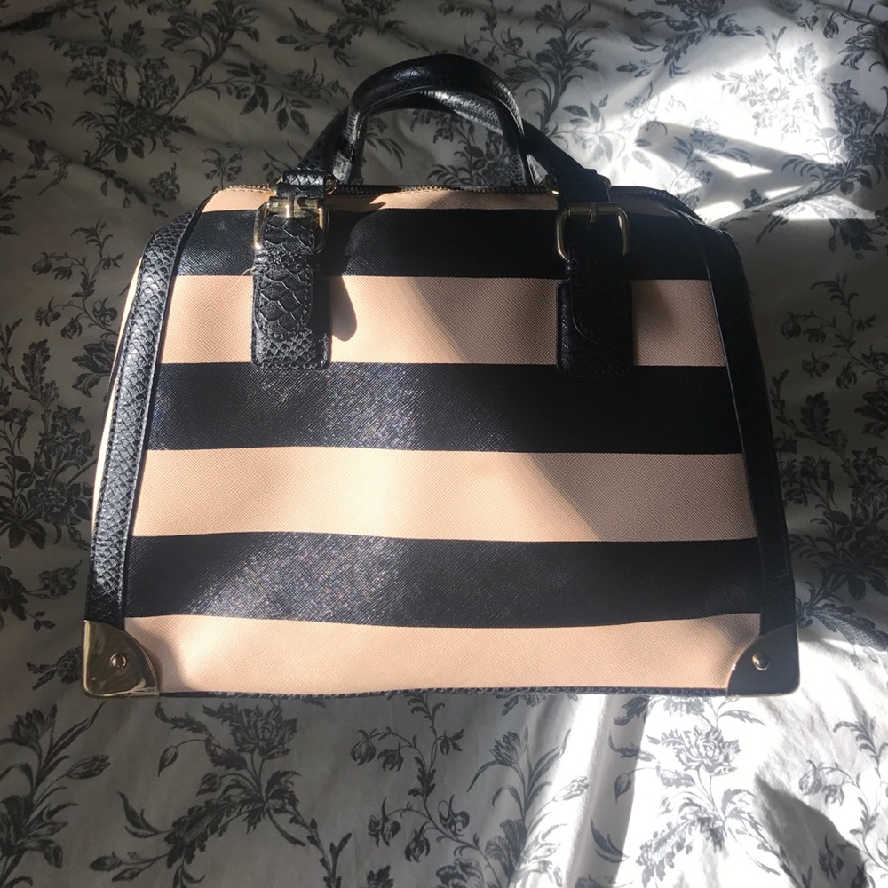 Black && Nude w/ Gold Hardware Purse 👛