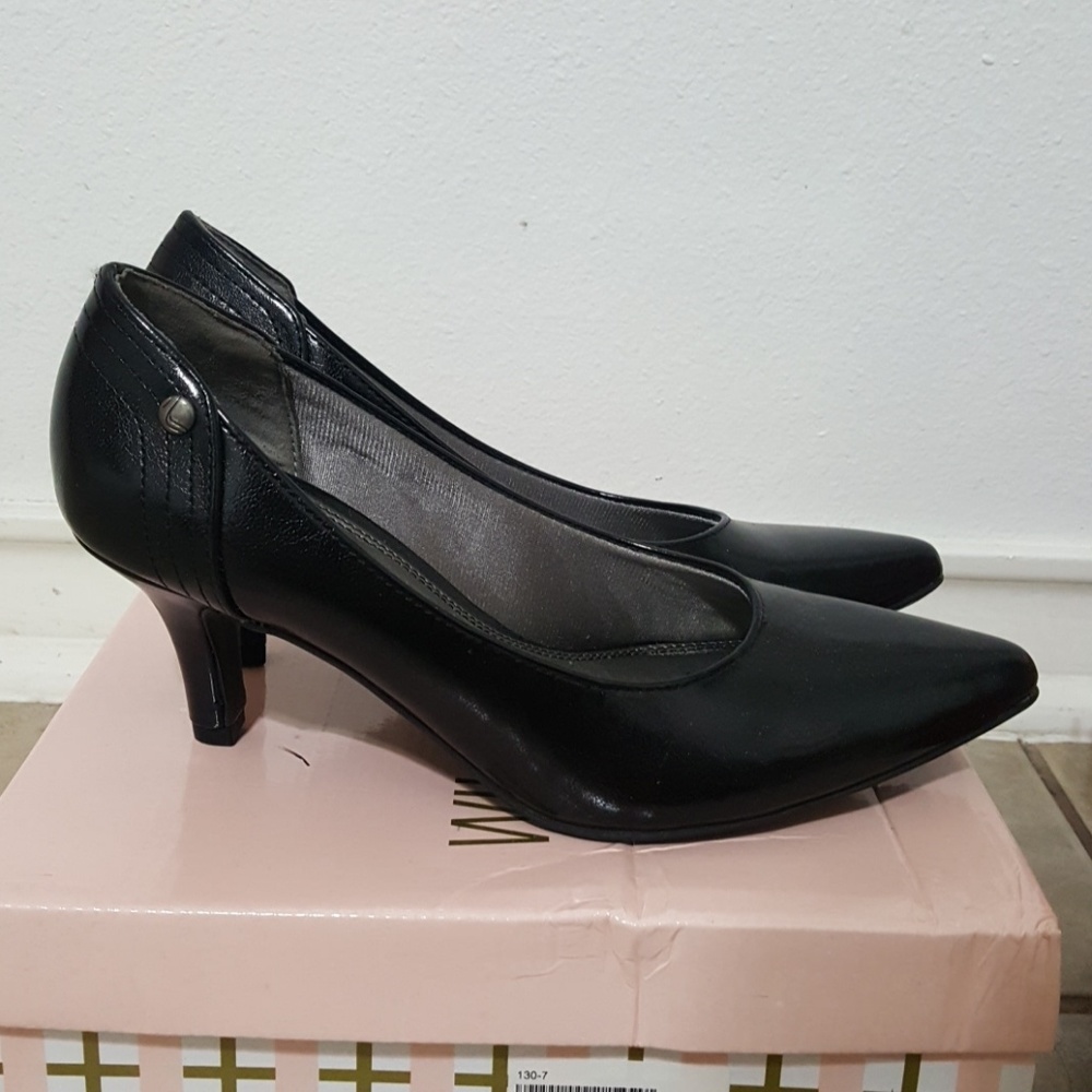 *NEVER WORN* Life stride heels